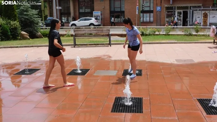 Fotos: las fuentes de Soria, refugio de los j&oacute;venes ante las altas temperaturas