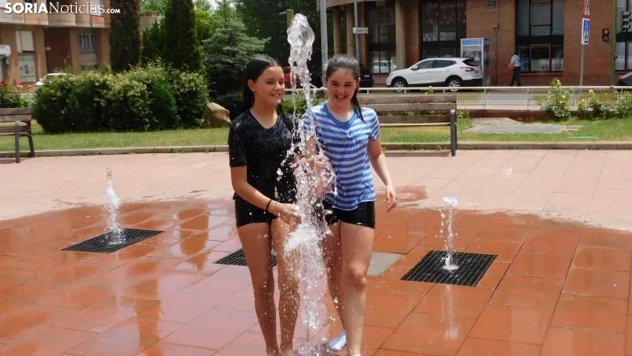 Fotos: las fuentes de Soria, refugio de los j&oacute;venes ante las altas temperaturas