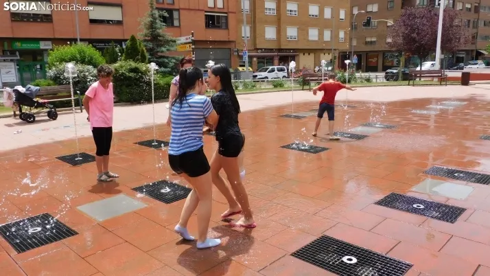 Fotos: las fuentes de Soria, refugio de los j&oacute;venes ante las altas temperaturas