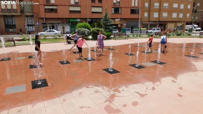 Fotos: las fuentes de Soria, refugio de los j&oacute;venes ante las altas temperaturas