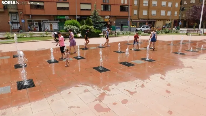 Fotos: las fuentes de Soria, refugio de los j&oacute;venes ante las altas temperaturas