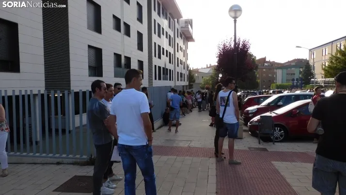 Fotos: cientos de opositores llegan a Soria para examinarse en el IES Castilla