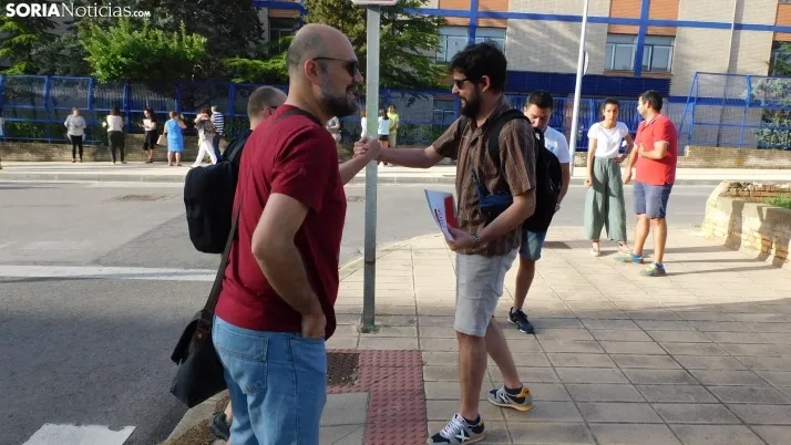 Fotos: cientos de opositores llegan a Soria para examinarse en el IES Castilla