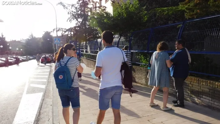 Fotos: cientos de opositores llegan a Soria para examinarse en el IES Castilla