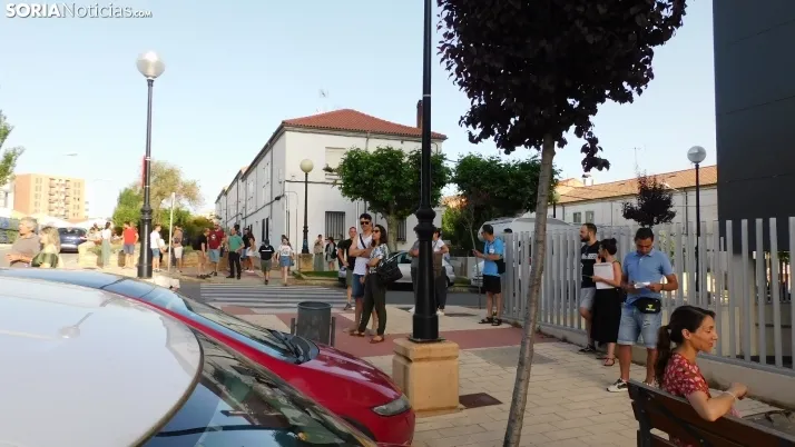Fotos: cientos de opositores llegan a Soria para examinarse en el IES Castilla