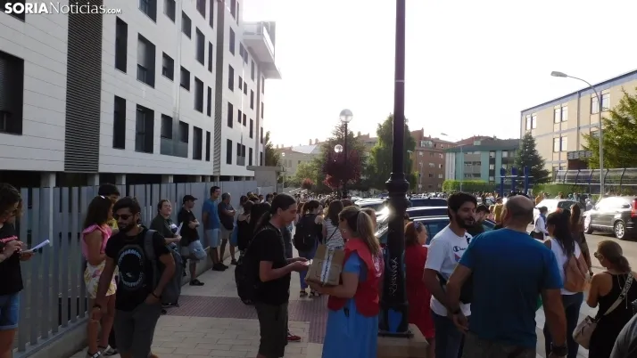 Fotos: cientos de opositores llegan a Soria para examinarse en el IES Castilla