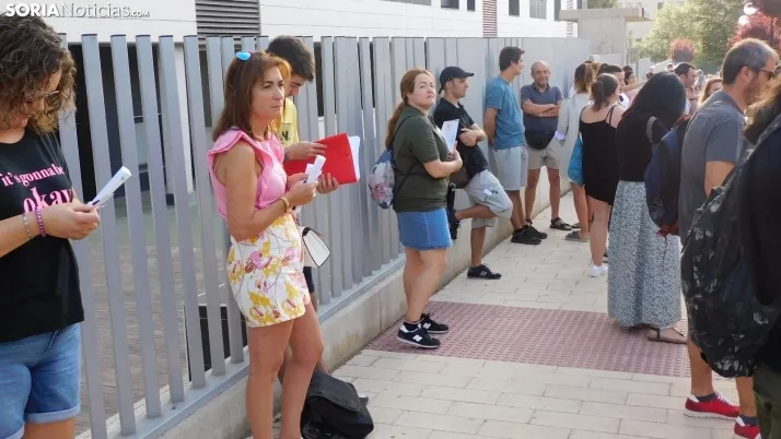 Fotos: cientos de opositores llegan a Soria para examinarse en el IES Castilla