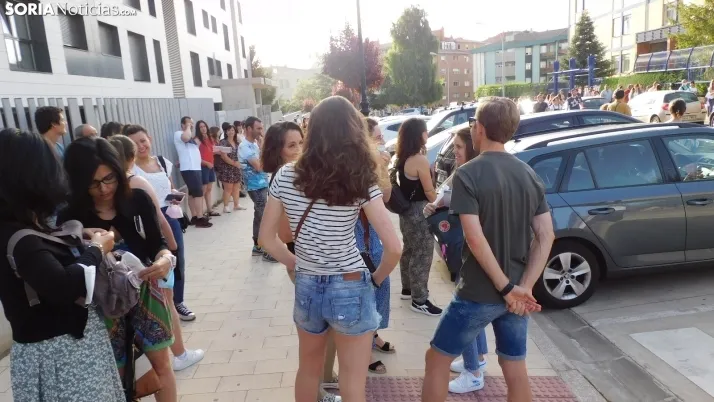 Fotos: cientos de opositores llegan a Soria para examinarse en el IES Castilla