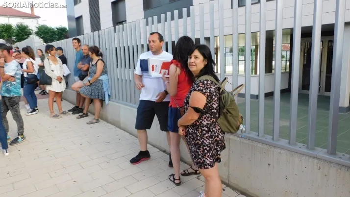 Fotos: cientos de opositores llegan a Soria para examinarse en el IES Castilla