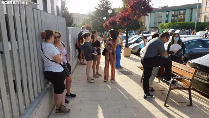 Fotos: cientos de opositores llegan a Soria para examinarse en el IES Castilla