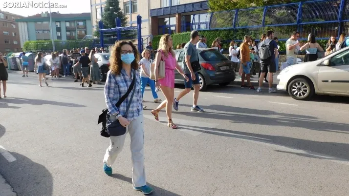 Fotos: cientos de opositores llegan a Soria para examinarse en el IES Castilla