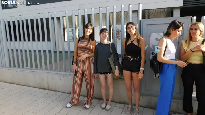 Fotos: cientos de opositores llegan a Soria para examinarse en el IES Castilla