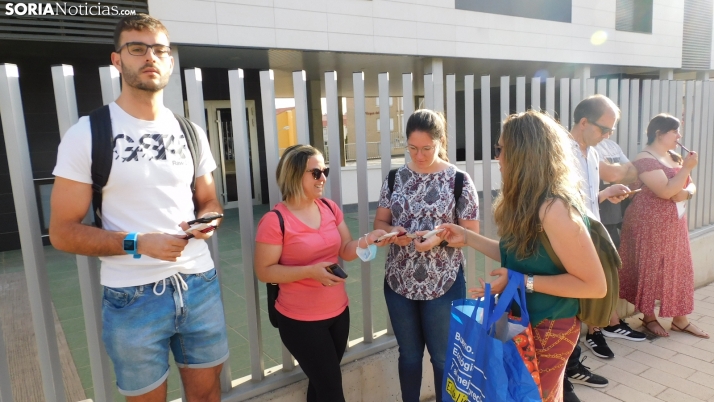 Fotos: cientos de opositores llegan a Soria para examinarse en el IES Castilla