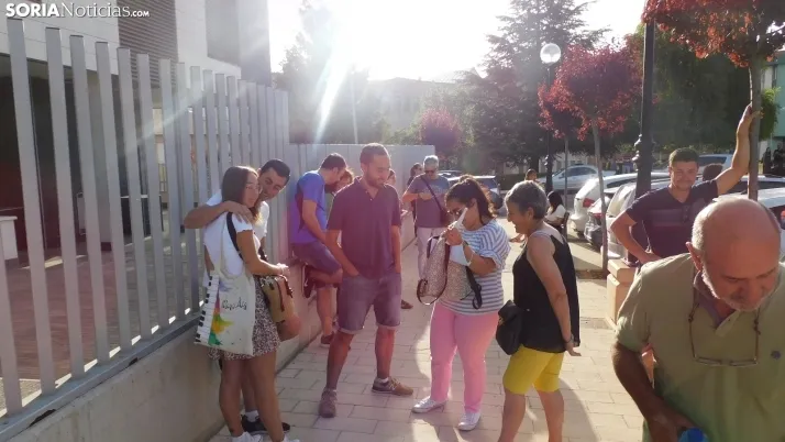 Fotos: cientos de opositores llegan a Soria para examinarse en el IES Castilla