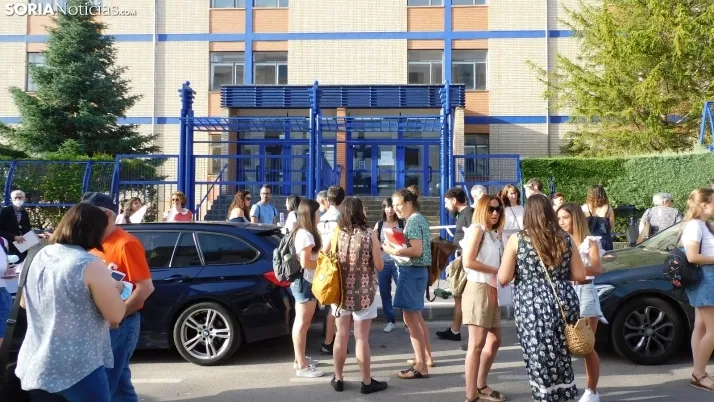 Fotos: cientos de opositores llegan a Soria para examinarse en el IES Castilla