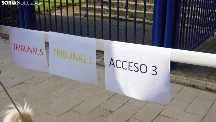 Fotos: cientos de opositores llegan a Soria para examinarse en el IES Castilla