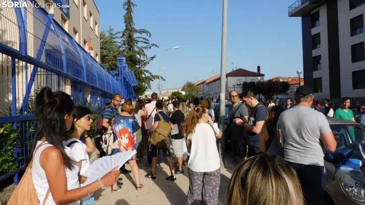 Fotos: cientos de opositores llegan a Soria para examinarse en el IES Castilla