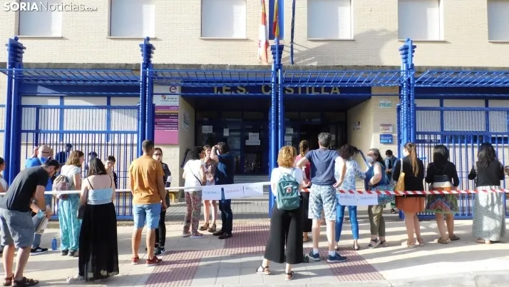 Fotos: cientos de opositores llegan a Soria para examinarse en el IES Castilla