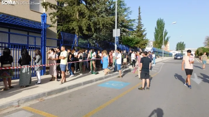 Fotos: cientos de opositores llegan a Soria para examinarse en el IES Castilla