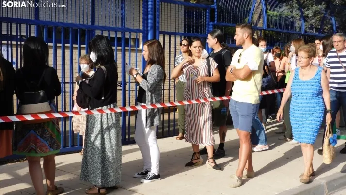 Fotos: cientos de opositores llegan a Soria para examinarse en el IES Castilla