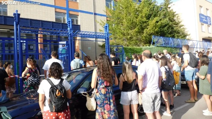 Fotos: cientos de opositores llegan a Soria para examinarse en el IES Castilla