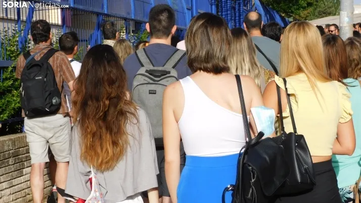 Fotos: cientos de opositores llegan a Soria para examinarse en el IES Castilla