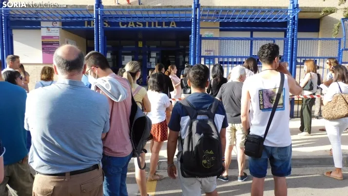 Fotos: cientos de opositores llegan a Soria para examinarse en el IES Castilla