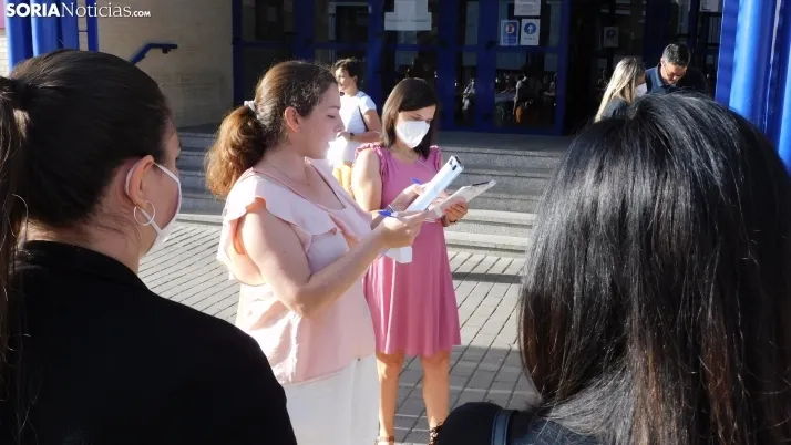 Fotos: cientos de opositores llegan a Soria para examinarse en el IES Castilla