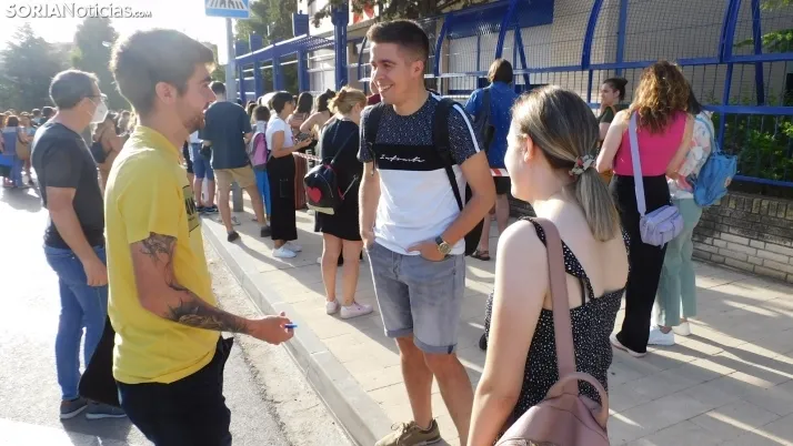 Fotos: cientos de opositores llegan a Soria para examinarse en el IES Castilla