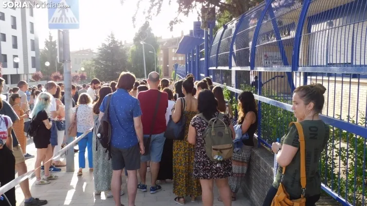 Fotos: cientos de opositores llegan a Soria para examinarse en el IES Castilla