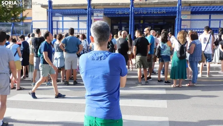 Fotos: cientos de opositores llegan a Soria para examinarse en el IES Castilla
