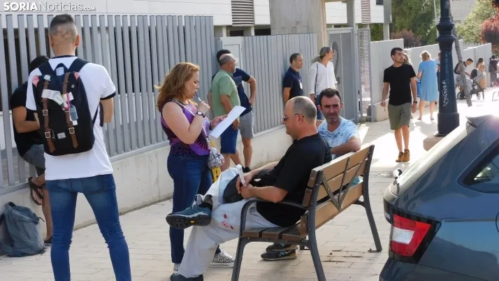 Fotos: cientos de opositores llegan a Soria para examinarse en el IES Castilla