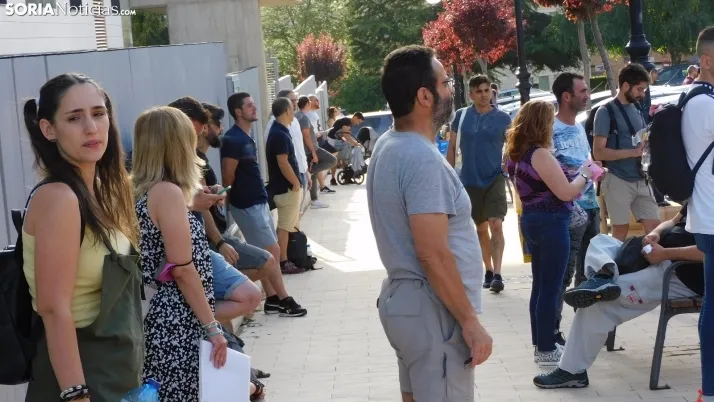 Fotos: cientos de opositores llegan a Soria para examinarse en el IES Castilla