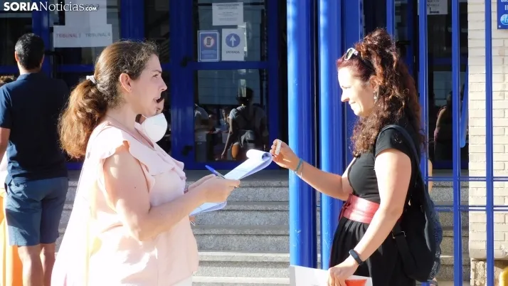Fotos: cientos de opositores llegan a Soria para examinarse en el IES Castilla