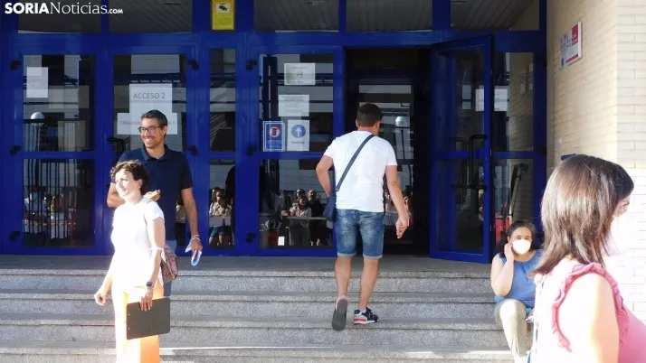 Fotos: cientos de opositores llegan a Soria para examinarse en el IES Castilla