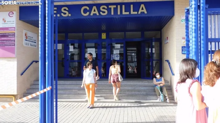 Fotos: cientos de opositores llegan a Soria para examinarse en el IES Castilla