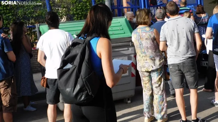 Fotos: cientos de opositores llegan a Soria para examinarse en el IES Castilla