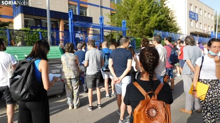 Fotos: cientos de opositores llegan a Soria para examinarse en el IES Castilla