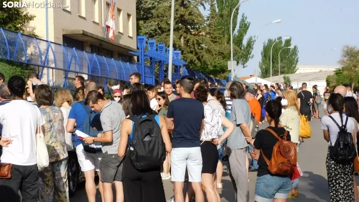 Fotos: cientos de opositores llegan a Soria para examinarse en el IES Castilla