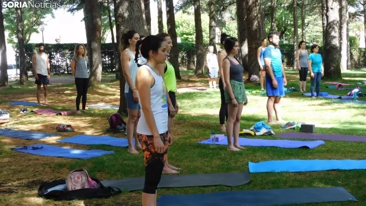Fotos: La Dehesa se llena de paz para celebrar el D&iacute;a Internacional del Yoga