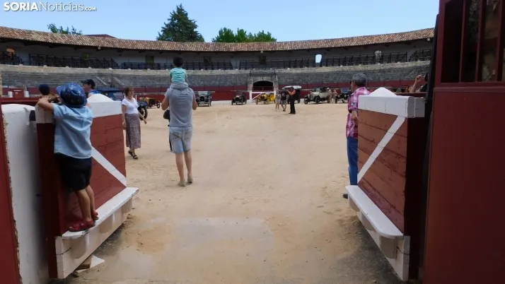 Fotos: La Plaza de Toros de El Burgo se convierte por un d&iacute;a en un museo de coches cl&aacute;sicos