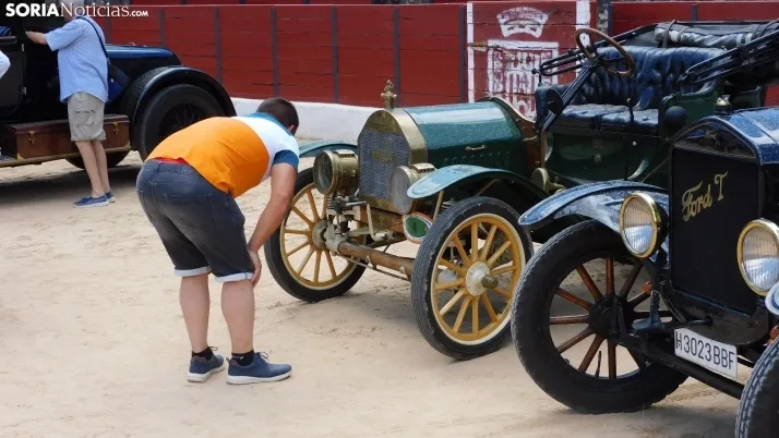 Fotos: La Plaza de Toros de El Burgo se convierte por un d&iacute;a en un museo de coches cl&aacute;sicos