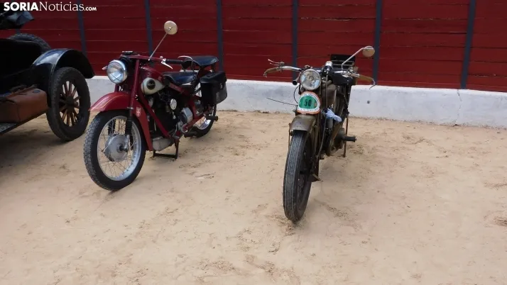 Fotos: La Plaza de Toros de El Burgo se convierte por un d&iacute;a en un museo de coches cl&aacute;sicos