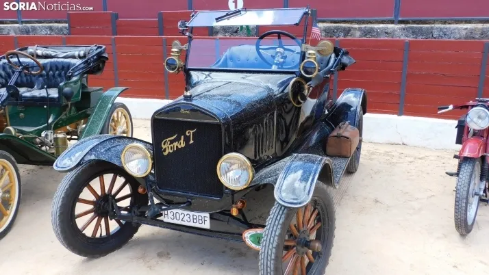 Fotos: La Plaza de Toros de El Burgo se convierte por un d&iacute;a en un museo de coches cl&aacute;sicos