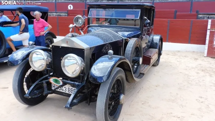 Fotos: La Plaza de Toros de El Burgo se convierte por un d&iacute;a en un museo de coches cl&aacute;sicos