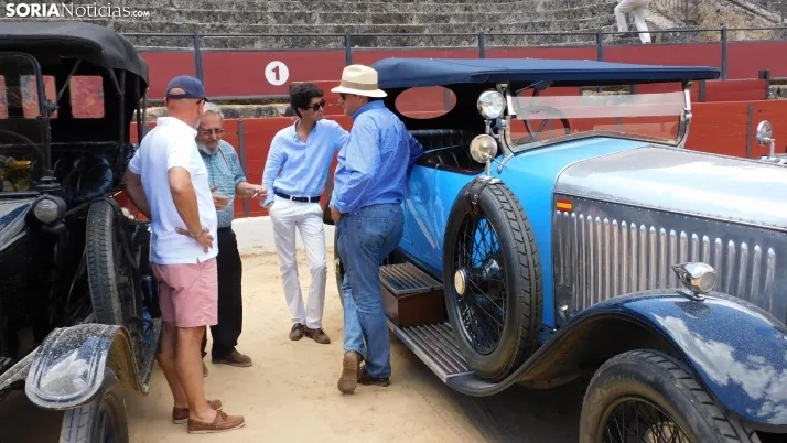 Fotos: La Plaza de Toros de El Burgo se convierte por un d&iacute;a en un museo de coches cl&aacute;sicos