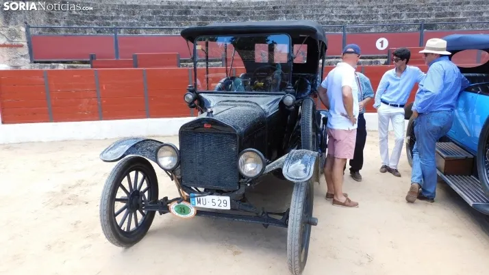 Fotos: La Plaza de Toros de El Burgo se convierte por un d&iacute;a en un museo de coches cl&aacute;sicos