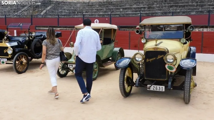 Fotos: La Plaza de Toros de El Burgo se convierte por un d&iacute;a en un museo de coches cl&aacute;sicos