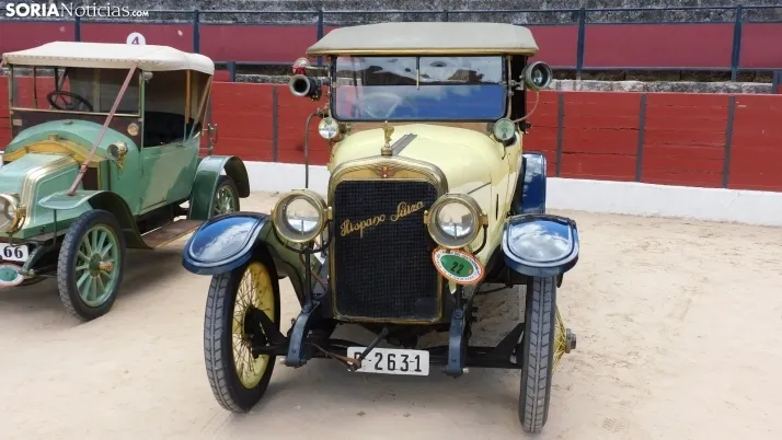 Fotos: La Plaza de Toros de El Burgo se convierte por un d&iacute;a en un museo de coches cl&aacute;sicos