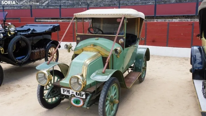 Fotos: La Plaza de Toros de El Burgo se convierte por un d&iacute;a en un museo de coches cl&aacute;sicos
